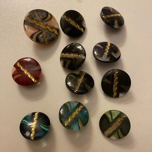 Vintage buttons -11 beautiful buttons with multiples shades of color. Bakelite?